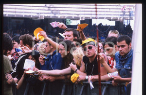 35mm vintage slide* 2000 Milan (?) METHODS OF MAYHEM in concert *the fans   Diapositiva d'epoca, in formato 35 mm. CONDIZIONI: GOODTutti i diritti riservati.E' severamente vietata la riproduzione. ICharta mette in vendita, sul negozio eBay e in esclusiva sul sito "icharta" il proprio archivio composto da numerose diapositive e negativi fotografici d'epoca, tutti originali e autentici, che attraversano la storia del costume italiano tra gli la fine degli anni Sessanta e Novanta.Si tratta di uno sguardo inedito sull'attualit&agrave;, la politica, la vita quotidiana, il gossip e la cultura, che fotografa il cambiamento della nazione in quest'ultimo scorcio del XX secolo. Un'occasione unica per il mercato del collezionismo, che vede finalmente disponibile un archivio eccezionale per vastit&agrave;, tematiche e condizioni, in un settore (il negativo fotografico e la diapositiva) di assoluta novit&agrave; e dalle interessanti prospettive di investimento.  originale e autentica 1