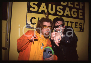 35mm vintage slide* 2000 Milan (?) METHODS OF MAYHEM Tommy Lee and TiLo (3)   Diapositiva d'epoca, in formato 35 mm. CONDIZIONI: GOODTutti i diritti riservati.E' severamente vietata la riproduzione. ICharta mette in vendita, sul negozio eBay e in esclusiva sul sito "icharta" il proprio archivio composto da numerose diapositive e negativi fotografici d'epoca, tutti originali e autentici, che attraversano la storia del costume italiano tra gli la fine degli anni Sessanta e Novanta.Si tratta di uno sguardo inedito sull'attualit&agrave;, la politica, la vita quotidiana, il gossip e la cultura, che fotografa il cambiamento della nazione in quest'ultimo scorcio del XX secolo. Un'occasione unica per il mercato del collezionismo, che vede finalmente disponibile un archivio eccezionale per vastit&agrave;, tematiche e condizioni, in un settore (il negativo fotografico e la diapositiva) di assoluta novit&agrave; e dalle interessanti prospettive di investimento.  originale e autentica 1