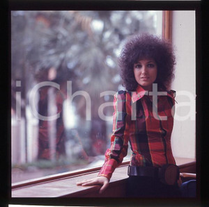 6X6cm NEGATIVO ORIGINALE * 1975 circa MARCELLA BELLA  alla finestra (2)