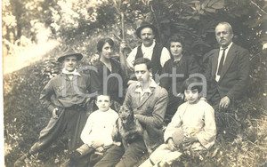 Fotografia d epoca originale 1924 COMO Ritratto di famiglia contadina in campagna con il cane Foto VINTAGE 1
