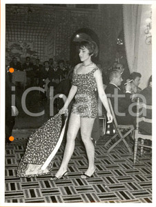 Fotografia d epoca originale 1960 ca SALSOMAGGIORE TERME PR Modella sfila in abito fantasia e trench Foto 1