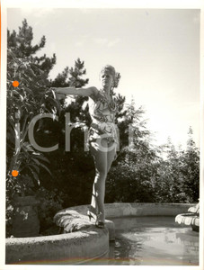 Fotografia d epoca originale 1960 ca SALSOMAGGIORE TERME PR Modella posa con costume a fiori e collana 1