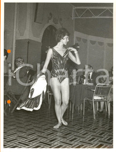 Fotografia d epoca originale 1960 ca SALSOMAGGIORE TERME PR Modella sfila in body e giacca MODA ESTIVA 1