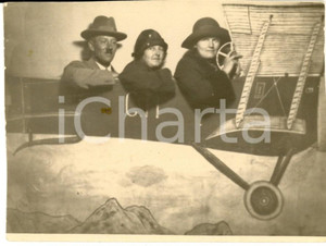 Fotografia d epoca originale 1920 ca AREA FRANCESE Anziani aviatori in posa su finto biplano Foto CURIOSA 1
