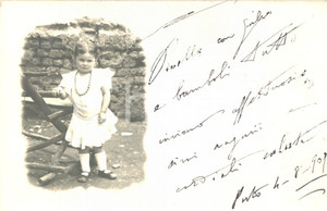 Fotografia d epoca originale 1907 LECCO Ritratto di bambina in giardino Foto Luigi GUERRA  MILANO 14x9 cm 1