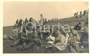 Fotografia d epoca originale 1942 MONTE PENICE PV Un pic nic e un brindisi sul prato Foto 14 x 9 cm 1