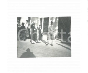 Fotografia d epoca originale 1937 ROMA Militare indigeno TRUPPE COLONIALI con famiglia italiana Foto 6,5 x 5 1