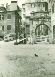 Fotografia d epoca originale 1963 TRIESTE Piazzetta dell Arco di RICCARDO con FIAT 600 Fotografia TOMASI 1
