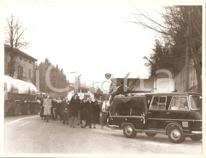 Fotografia d epoca originale 1965 GEMONIO VA Chiesa SAN CARLO Corteo Pompe funebri Fratelli ISELLA Foto 1