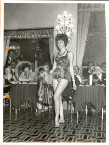 Fotografia d epoca originale 1960 ca SALSOMAGGIORE TERME PR Modella sfila in abito e giacca fantasia 1