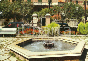 Cartolina originale da collezione 1975 ca NOLI SV Fontana e auto parcheggiate Cartolina FG NV 1