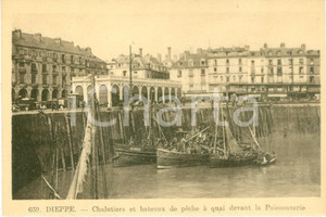 Cartolina originale da collezione 1930 ca DIEPPE F Pescherecci e battelli al mercato del pesce Cartolina FP NV 1