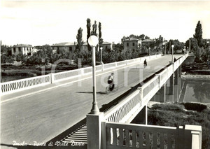Cartolina originale da collezione 195o ca IMOLA BO In bicicletta sul ponte di VIALE DANTE Cartolina animata FG 1