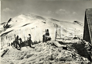 Cartolina originale da collezione 1957 ABETONE PT Veduta Monte GOMITO dal rifugio ANIMATA con sciatori FG VG 1