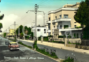 Cartolina originale da collezione 1960 PISA TIRRENIA Viale TIRRENO e Albergo VITTORIA *ANIMATA con auto FG VG 1