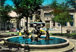 Cartolina originale da collezione 1958 BERGAMO Piazza DANTE con Fontana della FIERA ANIMATA con FIAT 850 FG VG 1