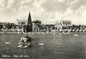Cartolina originale da collezione 1955 BELLARIAIGEA MARINA RN Vela e pedalÃ² davanti alla spiaggia ANIMATA VG 1