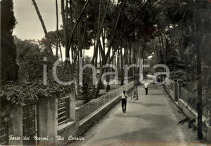 Cartolina originale da collezione 1960 FORTE DEI MARMI LU Veduta di Via CORSICA con passanti Cartolina FG VG 1