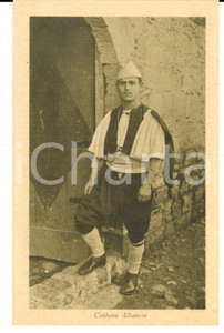 Cartolina originale da collezione 1930 ca COSTUMI ALBANIA Giovane uomo in costume tradizionale Cartolina FP 1