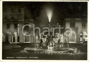 Cartolina originale da collezione 1940 BERGAMO Veduta notturna di Piazza DANTE con fontana Cartolina FG VG 1