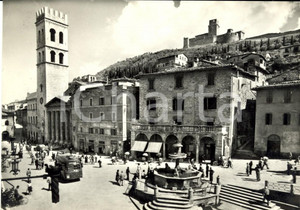 Cartolina originale da collezione 1957 ASSISI PG Piazza del Comune Cartolina ANIMATA con corriera FG VG 1