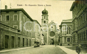 Cartolina originale da collezione 1916 TRENTO Gendarme in Via Alessandro VITTORIA con sfondo DUOMO *Cartolina NV 1