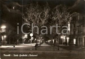 Cartolina originale da collezione 1957 VERCELLI Viale Garibaldi - Panorama notturno *Cartolina FG VG 1