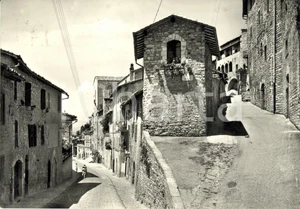 Cartolina originale da collezione 1957 ASSISI PG Turisti per le vie medioevali Cartolina FG VG 1