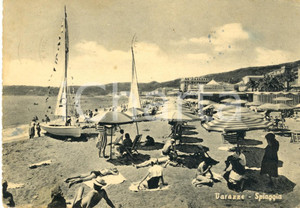 Cartolina originale da collezione 1957 VARAZZE SV Spiaggia con bagnanti e vele in secca Cartolina FG VG 1
