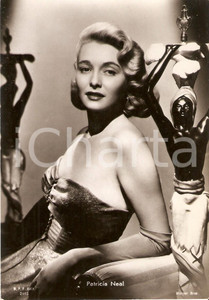 Cartolina originale da collezione 1955 ca CINEMA Attrice Patricia NEAL con scultura coloniale Cartolina FG NV 1