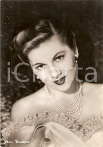 Cartolina originale da collezione 1955 ca CINEMA Actress Joan FONTAINE wears pearl necklace Cartolina FG NV 1