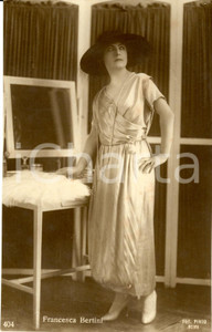 Cartolina originale da collezione 1920 ca Attrice FRANCESCA BERTINI nel suo camerino *Cartolina FP NV 1