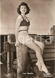 Cartolina originale da collezione 1955 ca CINEMA Actress Ava GARDNER Portrait on the dock Cartolina FG NV 1
