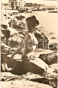 Cartolina originale da collezione 1963 CINEMA Attrice Margaret PERKINS posa in costume da bagno Foto seriale 1