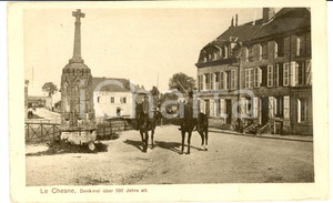 Cartolina originale da collezione 1916 LE CHESNE (F) Denkmal uber 500 Jahre alt ANIMATA con soldati a cavallo 1