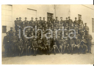 Fotografia d'epoca originale 1915 ca WW1 AREA ITALIANA Battaglione di fanteria posa con il comandante *Foto 1