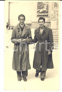 Fotografia d epoca originale 1939 TREVISO Coppia di amici con locandina film IL PRINCIPE AZIM Foto FP VG 1