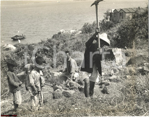 Fotografia d epoca originale 1964 SUNSHINE ISLAND CHINA Rifugiato cinese pianta giardino con figli FOTO 1