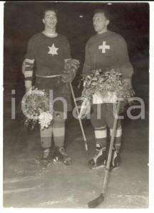 Fotografia d'epoca originale 1950 ca SVIZZERA HOCKEY SU GHIACCIO - Giocatori dopo incontro CANADA- SVIZZERA 1