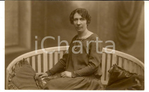 Fotografia d'epoca originale 1926 MILANO Donna sul divano in abito scuro *Fotografia L. TOLLINI FP 1