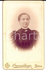 Fotografia d'epoca originale 1890 ca BIELLA Donna con spilla a foglia *Fotografia DOSSENA E SCANZIO 1
