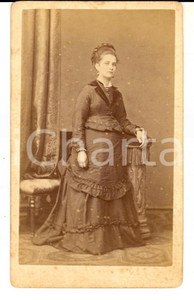 Fotografia d'epoca originale 1870 ca COMO Ritratto di giovane donna in abito scuro *Fotografia G. NESSI 1