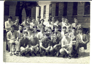 Fotografia d'epoca originale 1970 ca MANTOVA Classe liceale posa nel cortile *Fotografia VINTAGE GIOVETTI 1