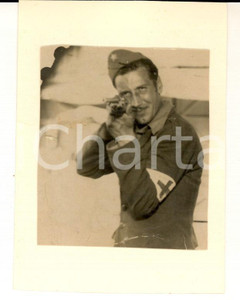 Fotografia d'epoca originale 1960 ca Volontario CROCE ROSSA gioca con la pistola *Fotografia 8 x 9 cm 1