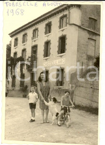 Fotografia d'epoca originale 1968 CASTELLARO (IM) Famiglia con il cane alla casa cantoniera *Fotografia 7x10 1