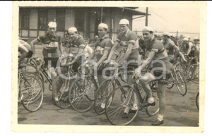 Fotografia d epoca originale 1950 ca CICLISMO CREMONA Atleti del CLUB CICLISTICO CREMONESE 1891 alla partenza 1