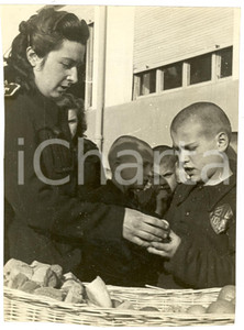 Fotografia d'epoca originale 1943 TORINO WWII Distribuzione merenda per sfollati colonie GIL *Fotografia 1