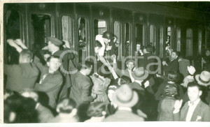 Fotografia d'epoca originale 1934 MILANO Bambini partono da STAZIONE CENTRALE per cura elioterapica *Foto 1