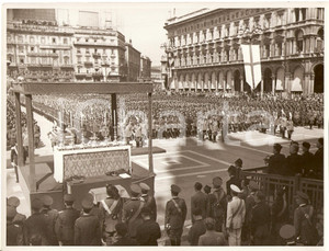 Fotografia d'epoca originale 1938 MILANO Piazza DUOMO Festa Statuto - Giuramento reclute CARMINATI Ristorante 1