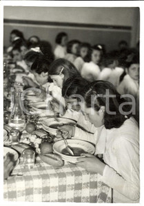 Fotografia d'epoca originale 1939 MILANO Refezione scolastica in scuola di BAGGIO 1